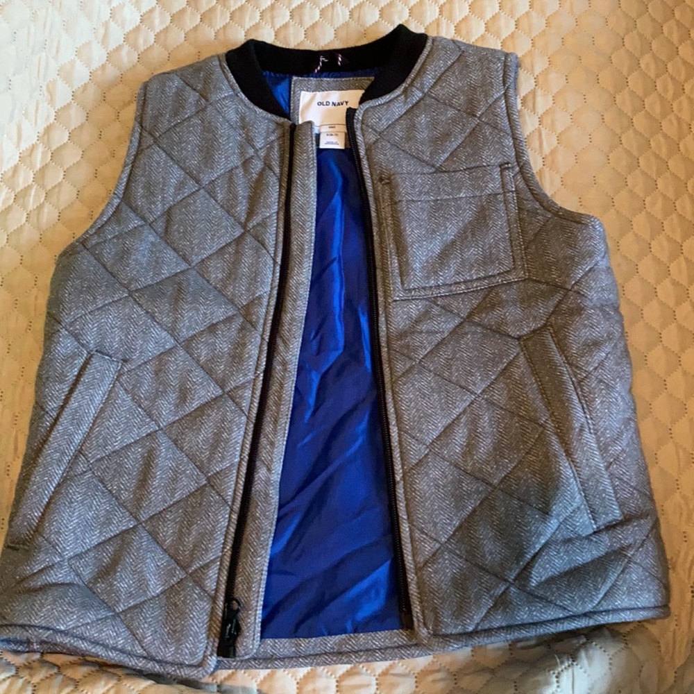 Boys Old Navy vest size small (6-7)